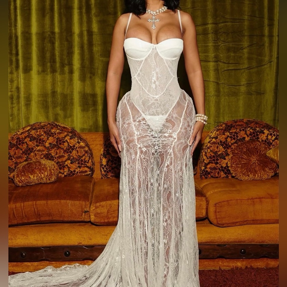 Elegant White Lace Gown Size Large - Autty Simone